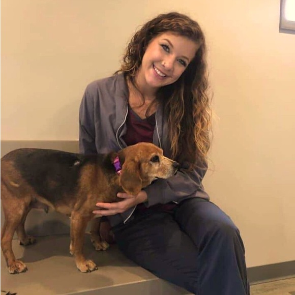 Meet your Posher, Elle - Picture 2 of 5